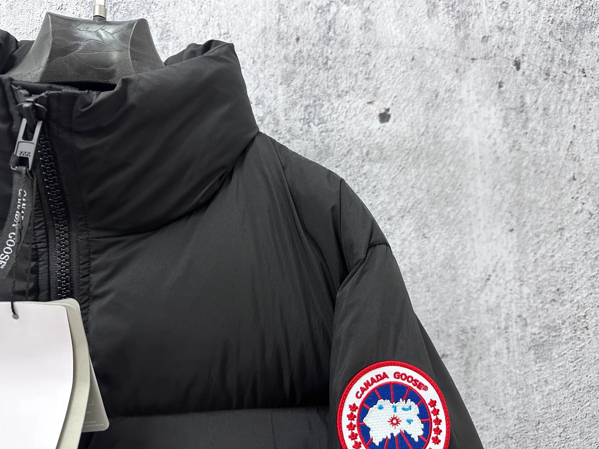 P840 【Canada gooes】Large Goose Sleeve Stand Collar Down Jacket Lawrence down jacket provides basic protection for daily adventures. Delicately soft fabric, this is a water-repellent fabric that is soft to the touch yet durable. Filled with extremely fluffy white duck down. This piece has a quilted body and structured down. Padded collar and reflective double-stripe grip tape. Extended hem and tucked-in inner rib-knit cuffs. Size: XS-2XL